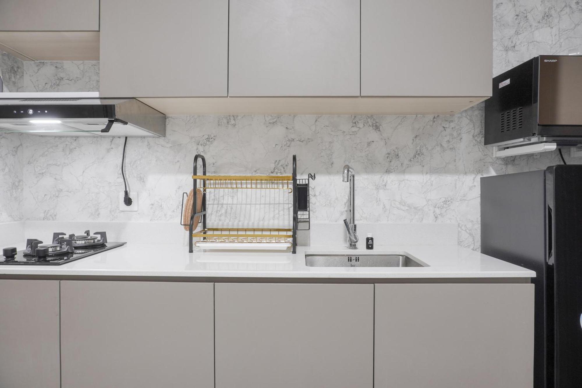 Warm And Elegant 1br At Gold Coast By Travelio Apartment