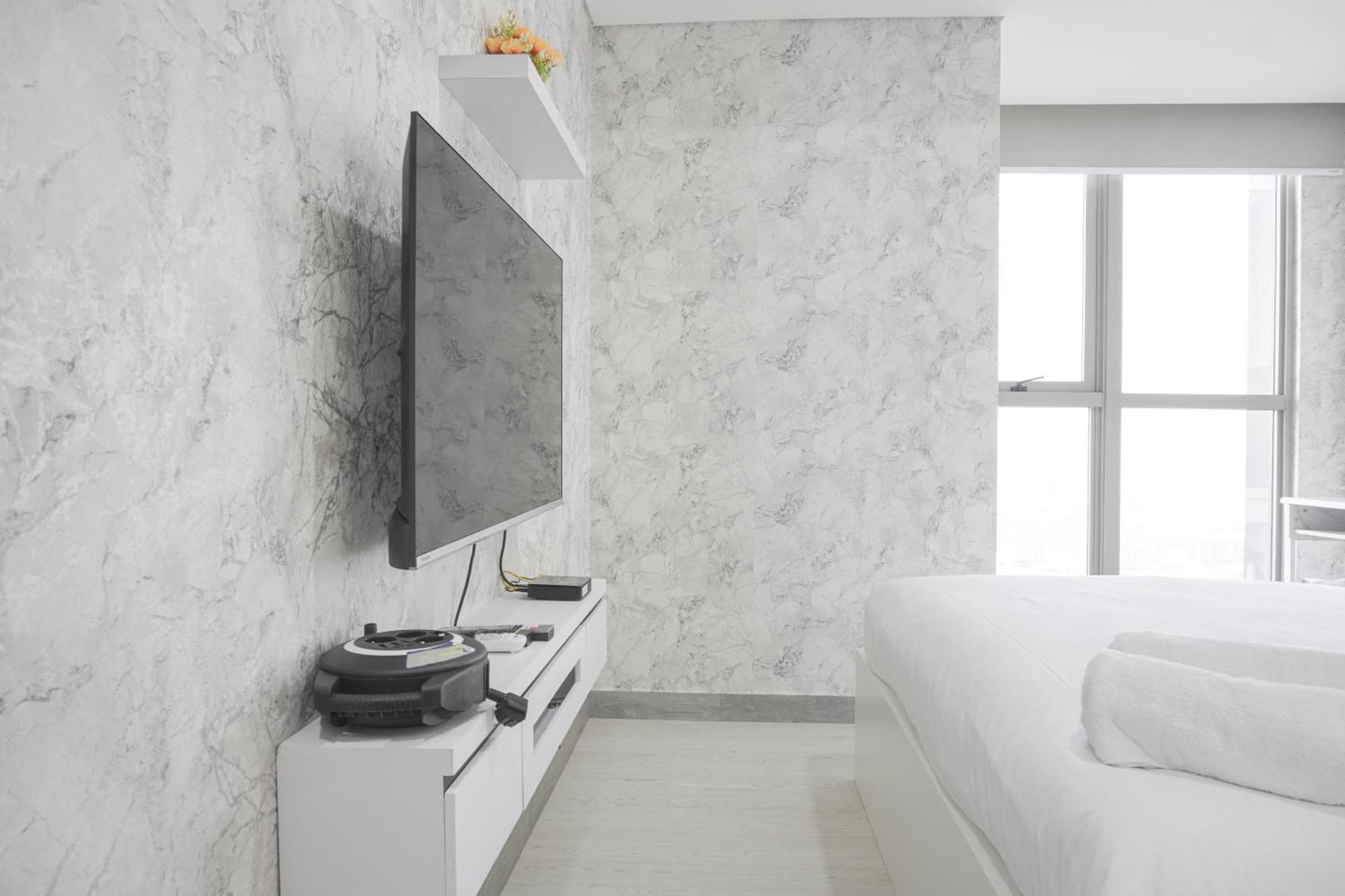 Warm And Elegant 1br At Gold Coast By Travelio Apartment